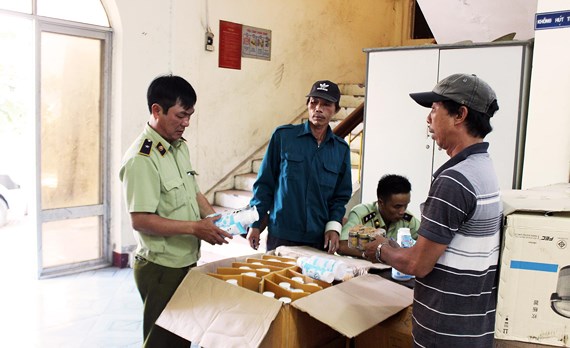 Lực lượng quản l&yacute; thị trường Ph&uacute; Y&ecirc;n thu giữ lượng lớn h&agrave;ng h&oacute;a kh&ocirc;ng r&otilde; nguồn gốc. Ảnh: Tổng Cục QLTT