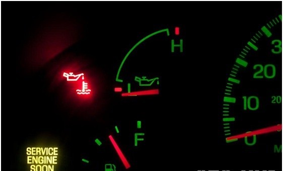  Đ&egrave;n b&aacute;o nhớt &ocirc; t&ocirc; bật s&aacute;ng cảnh b&aacute;o động cơ đang c&oacute; vấn đề