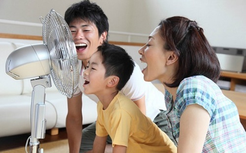 D&ugrave;ng quạt điện sai c&aacute;ch rất nguy hiểm