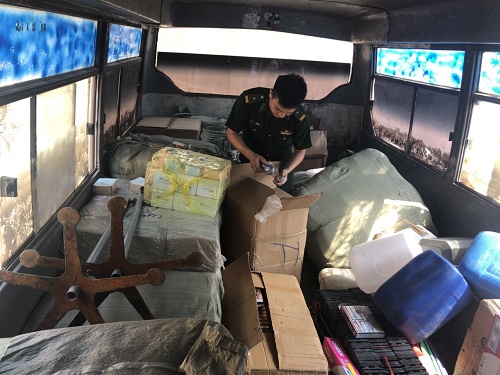  Lực lượng quản l&yacute; thị trường Lạng Sơn đ&atilde; tiến h&agrave;nh thu giữ lượng lớn h&agrave;ng h&oacute;a nhập lậu. Ảnh: Đặng Sĩ T&ugrave;ng  
