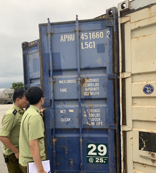 Lực lượng chức năng tỉnh L&agrave;o Cai tiến h&agrave;nh kiểm tra kho chứa hạt dẻ vi phạm. Ảnh: Cục QLTT L&agrave;o Cai