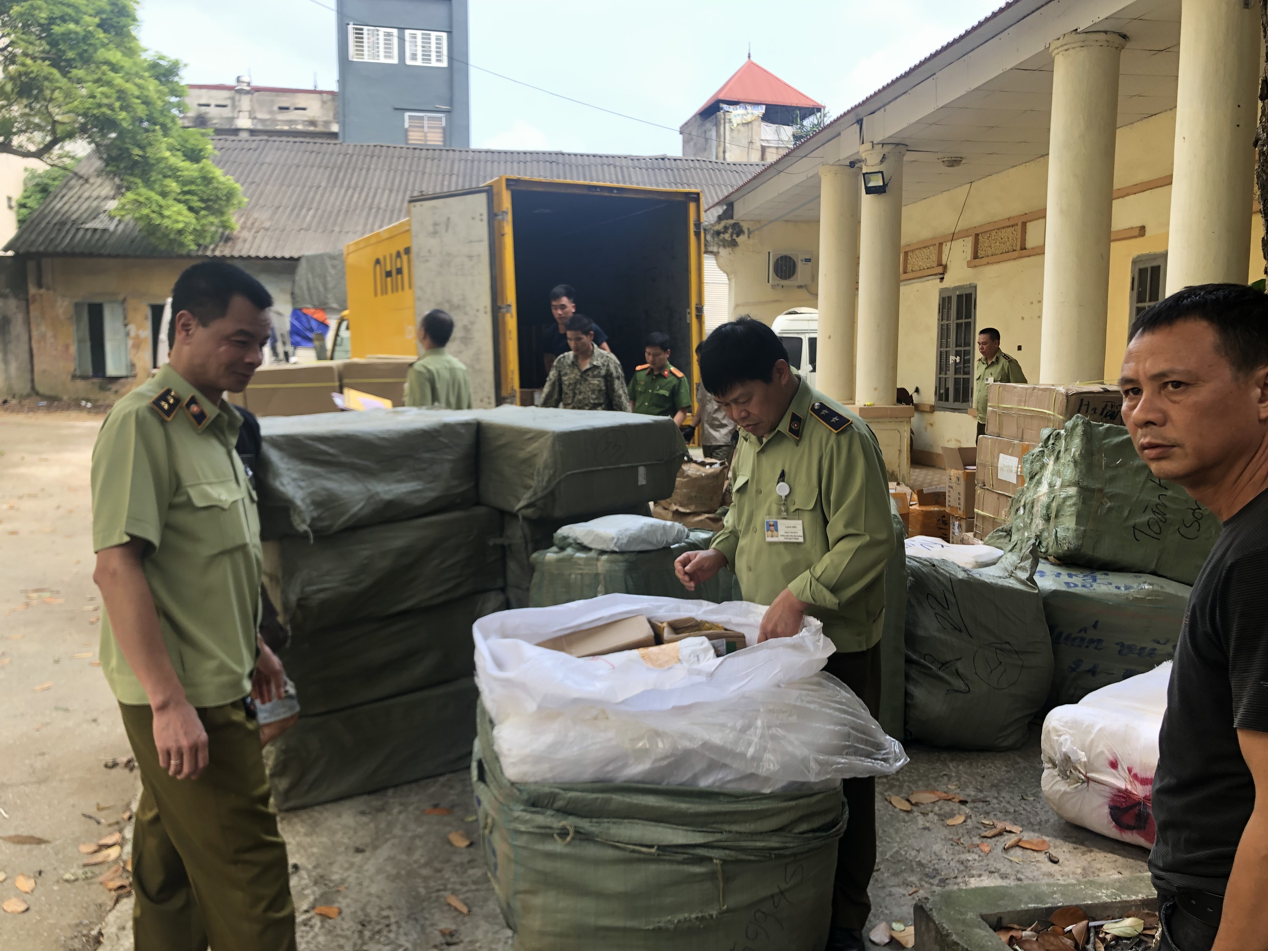  Đội Quản l&yacute; thị trường số 7 tỉnh Lạng Sơn tiến h&agrave;nh thu giữ to&agrave;n bộ h&agrave;ng h&oacute;a kh&ocirc;ng r&otilde; nguồn gốc