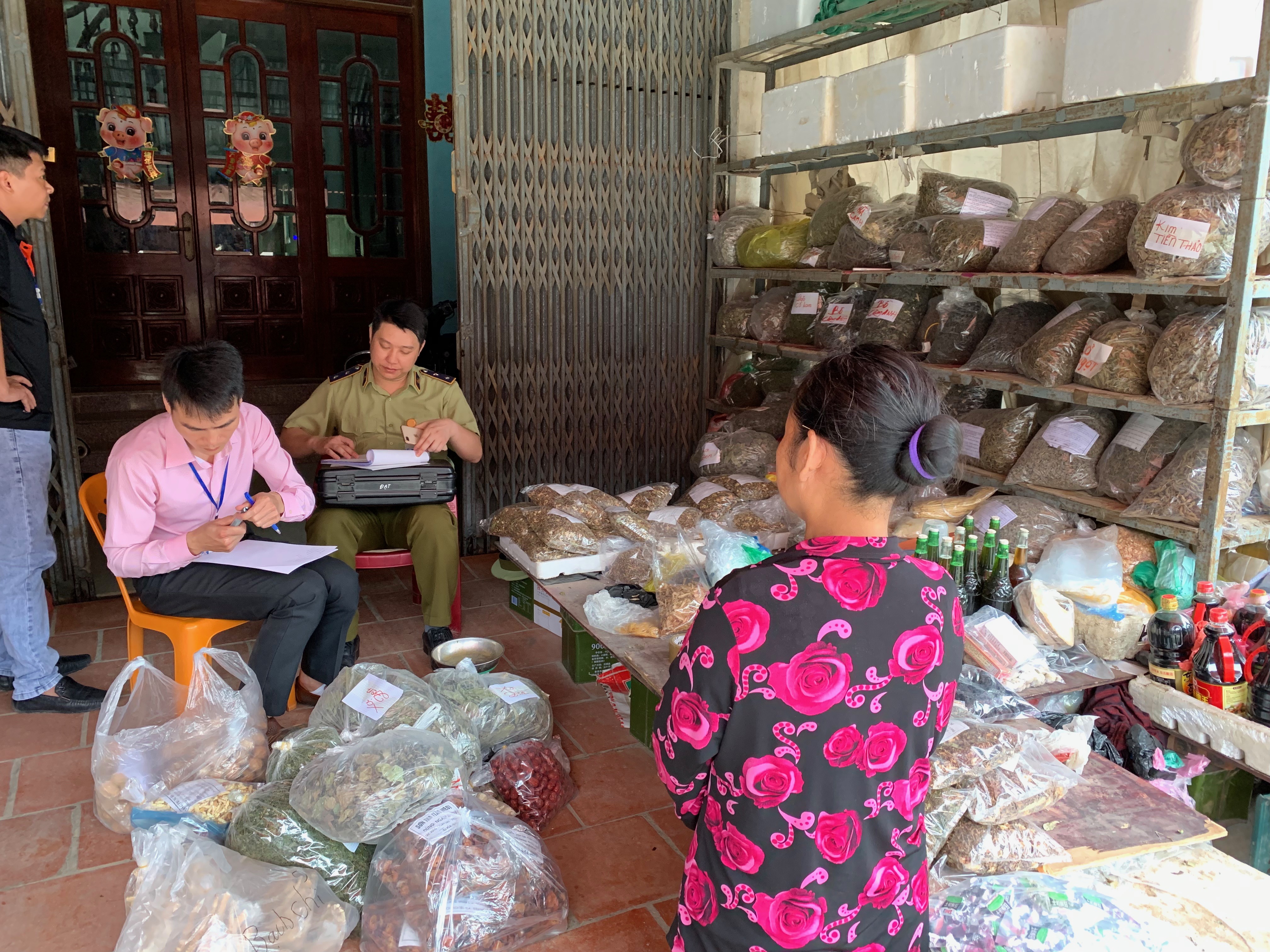 Lực lượng chức năng tiến h&agrave;nh kiểm tra to&agrave;n bộ số dược liệu kh&ocirc;ng r&otilde; nguồn gốc của c&aacute;c chủ hộ kinh doanh. Ảnh: Đội QLTT số 2 Lạng Sơn