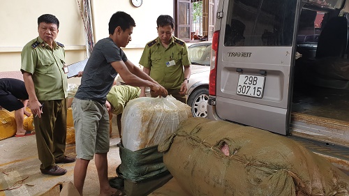  Lực lượng chức năng tỉnh Lạng Sơn tiến h&agrave;nh thu giữ to&agrave;n bộ h&agrave;ng h&oacute;a vi phạm. Ảnh: Đội QLTT số 4 