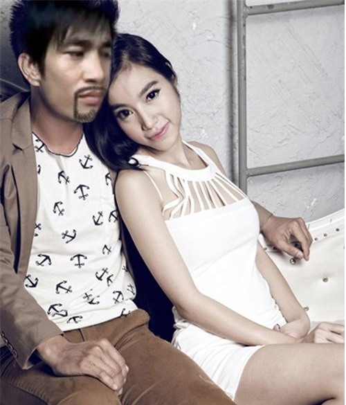 Lệ Rơi tình tứ bên hotgirl