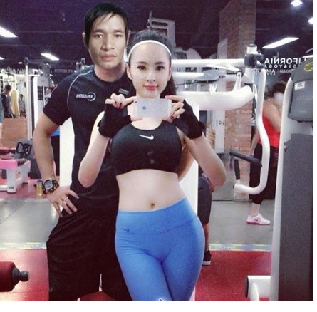 Angela Phương Trinh cũng xin chụp hình cùng Lệ Rơi.