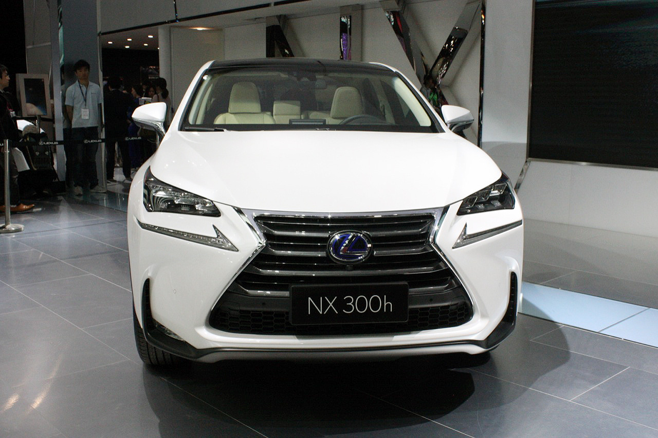 Lexus NX 200t 2015 với gi&aacute; b&aacute;n $35,405 sẽ l&agrave; đối thủ cạnh tranh trực tiếp của RDX v&agrave; Infinniti QX50  