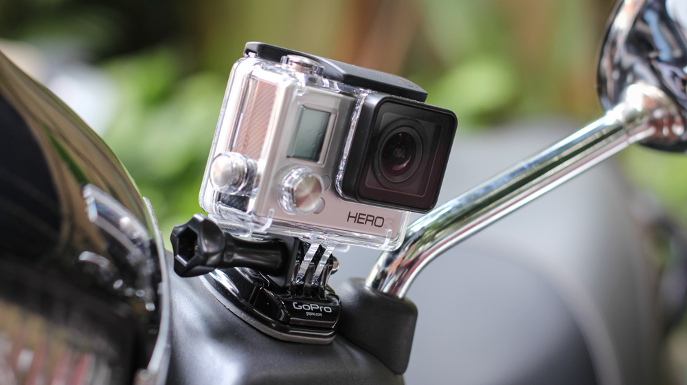 Trong phi&ecirc;n bản xe m&aacute;y Liberty mới n&agrave;y, máy quay Go-Pro được gắn sát b&ecirc;n đ&ocirc;̀ng h&ocirc;̀ và gương b&ecirc;n trái