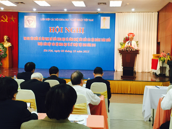 &Ocirc;ng Phạm Văn T&acirc;n, Ph&oacute; Chủ tịch ki&ecirc;m Tổng thư k&yacute; LHH, đọc b&aacute;o c&aacute;o tổng kết c&ocirc;ng t&aacute;c thi đua, khen thưởng 5 năm (2010 &ndash; 2015) v&agrave; phương hướng nhiệm vụ 5 năm tới (2015 &ndash; 2020).
