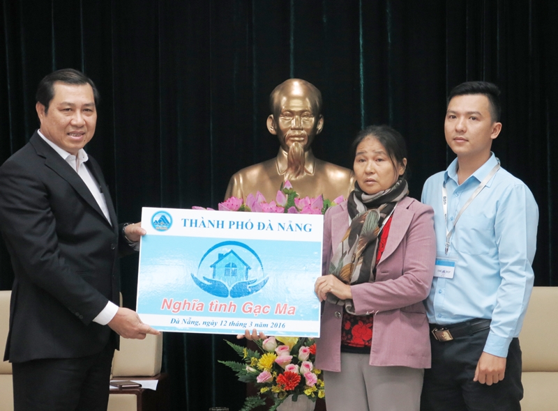 &Ocirc;ng Huỳnh Đức Thơ - Ph&oacute; B&iacute; thư Th&agrave;nh ủy, Chủ tịch UBND TP Đ&agrave; Nẵng trao quyết định bố tr&iacute; căn hộ chung cư đến gia đ&igrave;nh Liệt sĩ Vũ Phi Trừ