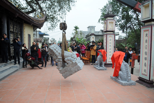 Đ&ocirc;i ngh&ecirc; linh vật thuần Việt được rước v&agrave;o đ&igrave;nh l&agrave;ng Trạch X&aacute; thay thế cho cặp sư tử ngoại lai