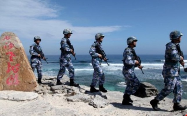 C&aacute;c binh sĩ thuộc Qu&acirc;n Giải Ph&oacute;ng Nh&acirc;n d&acirc;n Trung Quốc (PLA) tuần tra tr&aacute;i ph&eacute;p tại đảo Ph&uacute; L&acirc;m v&agrave;o ng&agrave;y 29-1-2016. 