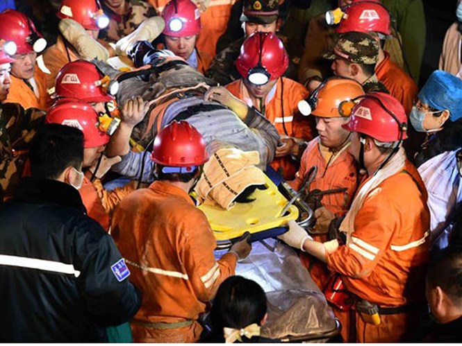 C&ugrave;ng ng&agrave;y 25/12, một vụ lở đất kinh ho&agrave;ng ở Trung Quốc cũng khiến h&agrave;ng chục người bị nạn