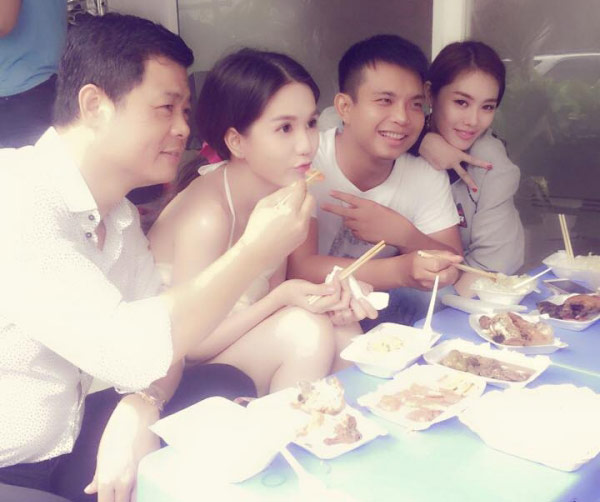 Bức ảnh l&agrave;m lộ bạn trai đại gia của Ngọc Trinh do chị g&aacute;i c&ocirc; n&agrave;ng chia sẻ tr&ecirc;n Facebook