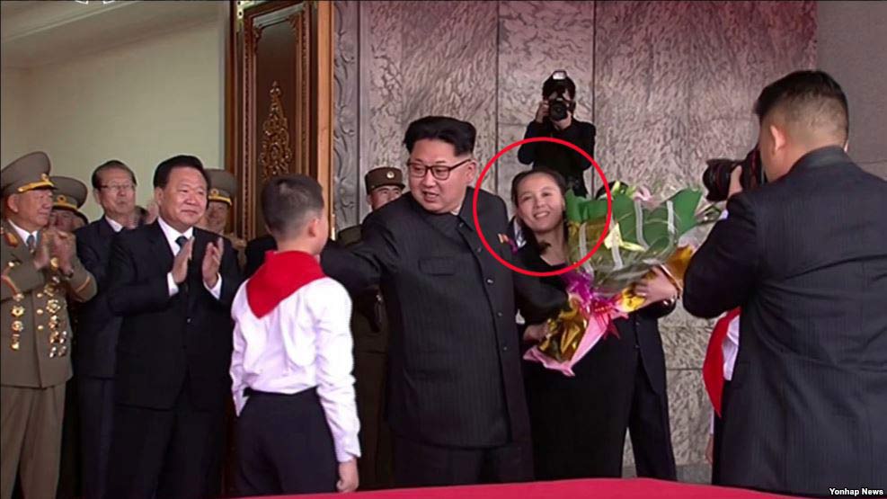Em gái của nhà lãnh đạo Triều Tiên Kim Jong Un thường xuyên xuất hiện bên cạnh anh trai trong các sự kiện Em gái của nhà lãnh đạo Triều Tiên Kim Jong Un thường xuyên xuất hiện bên cạnh anh trai trong các sự kiện