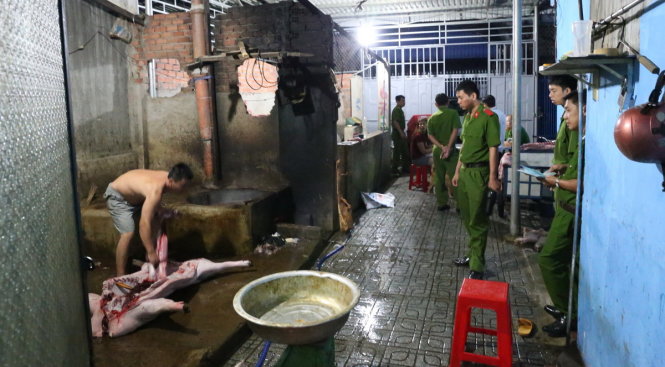 c&aacute;c trinh s&aacute;t c&ocirc;ng an tỉnh B&igrave;nh Dương bắt quả tang hai cơ sở giết mổ heo &ldquo;lậu&rdquo;
