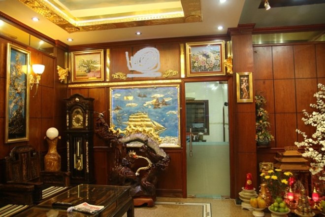 Một góc phòng khách của căn biệt thự mạ vàng.