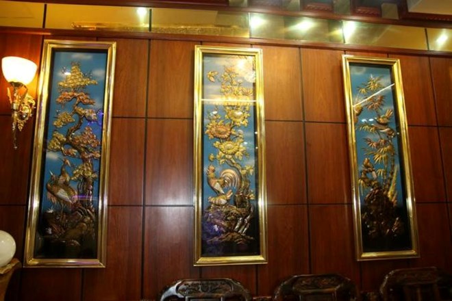 ... đến tranh đều được mạ vàng