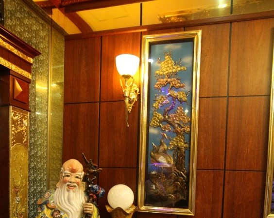 Bộ ốp của các góc tường và viền xung quanh trần nhà đều mạ vàng 24K.
