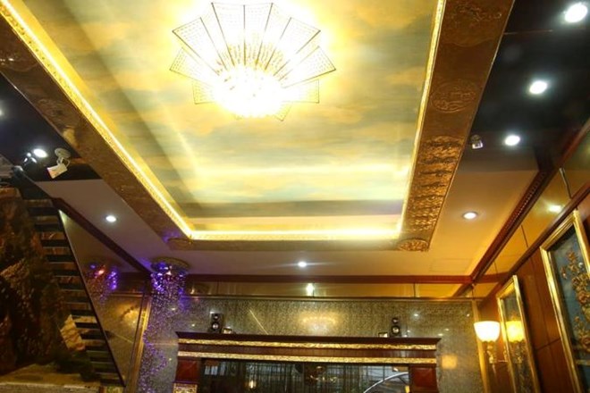 Trần giữa của phòng khách được chạm trổ hình các đồng xu cổ và phủ vàng 24K.