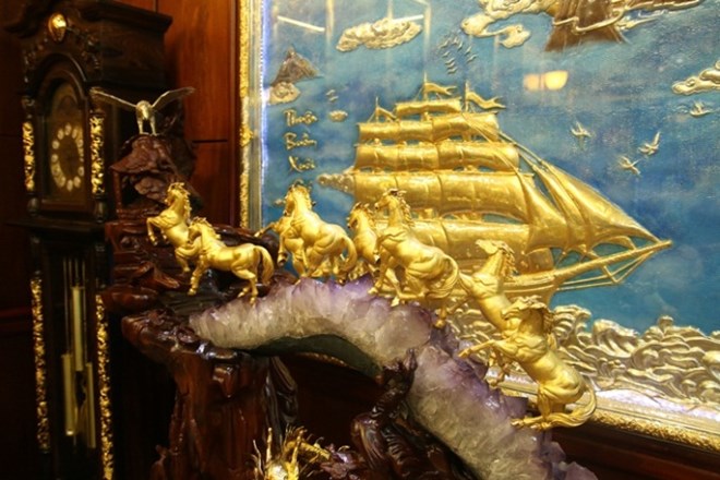 Bộ Bát mã đứng trên một bộ Lũa và khối đá thạch anh tím có giá 2 tỷ đồng...