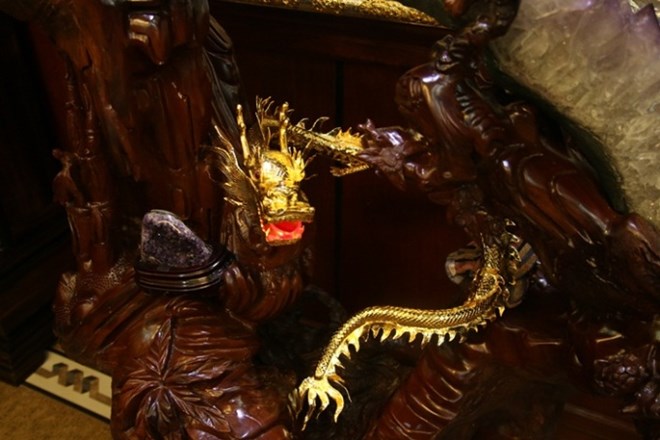 ... và bên dưới là rồng mạ vàng 24K.