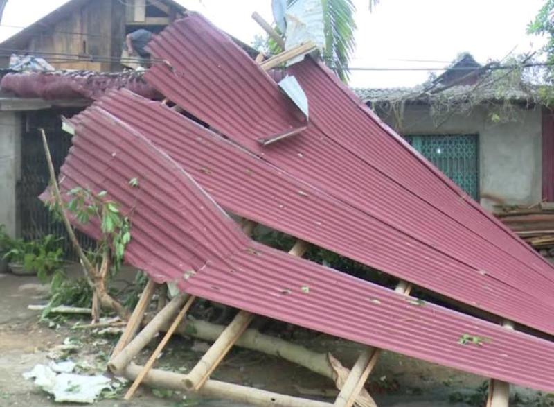nh&agrave; d&acirc;n bị sập v&agrave; tốc m&aacute;i 