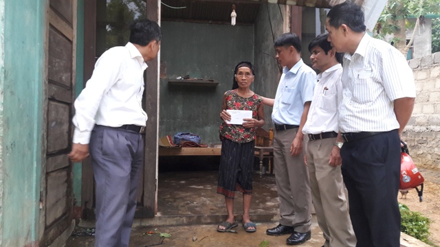 Lốc xoáy tại Quảng Trị: ‘Thất thần’ nhìn hàng chục căn nhà trơ nóc Lốc xoáy tại Quảng Trị: ‘Thất thần’ nhìn hàng chục căn nhà trơ nóc