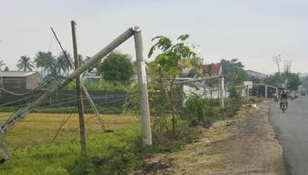 Những cột điện g&atilde;y đ&ocirc;i sau trận lốc xo&aacute;y tại Bu&ocirc;n Ma Thuột