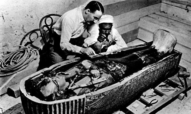 Nh&agrave; khảo cổ học Howard Carter đang nghi&ecirc;n cứu quan t&agrave;i Paraoh Tutakhamun