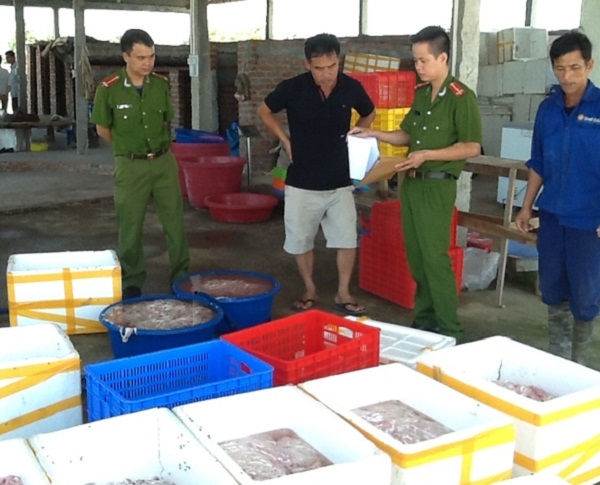 Cảnh s&aacute;t tiến h&agrave;nh lập bi&ecirc;n bản v&agrave; tịch thu to&agrave;n bộ số l&ograve;ng lợn thối n&agrave;y đưa đi ti&ecirc;u hủy
