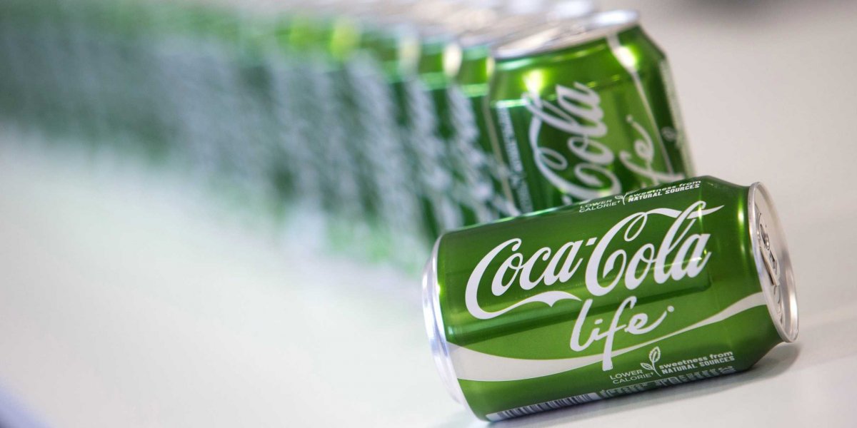 H&atilde;ng nước ngọt Coca Cola cũng từng cho ra mắt sản phẩm Coke Life m&agrave;u xanh l&aacute; tương tự