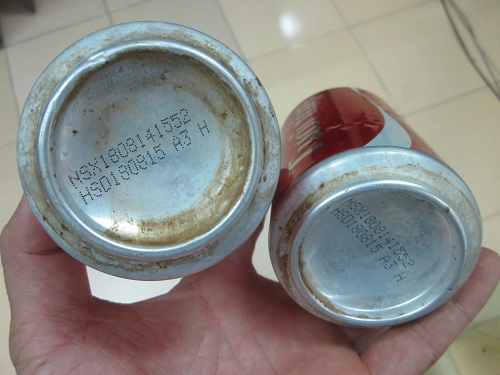 Nhiều lon coca- cola nhếch nh&aacute;c, bẩn thỉu, thiếu thể t&iacute;ch nước, x&igrave; gas trong khi lon c&ograve;n nguy&ecirc;n, kh&ocirc;ng bị thủng, hạn d&ugrave;ng c&ograve;n nhiều