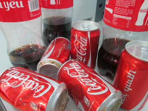 Coca-Cola n&oacute;i rằng, lon nh&ocirc;m bị &ocirc;xi h&oacute;a n&ecirc;n r&ograve; rỉ nước, nhưng c&aacute;c chai PET kh&ocirc;ng bị thủng m&agrave; vẫn chỉ c&oacute; 1/3 số nước trong chai, v&igrave; l&yacute; do g&igrave; c&oacute; hiện tượng như vậy Coca-Cola lại kh&ocirc;ng n&oacute;i r&otilde;. Ảnh: N. N