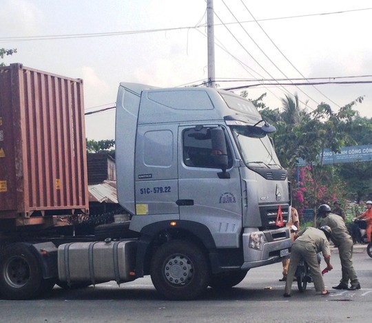 Bị cuốn v&agrave;o gầm xe container người phụ nữ vẫn may mắn tho&aacute;t chết