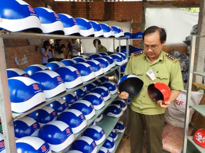 Lực lượng quản l&yacute; thị trường kiểm tra v&agrave; thu giữ to&agrave;n bộ số mũ bảo hiểm được sản xuất kh&ocirc;ng đ&uacute;ng quy định