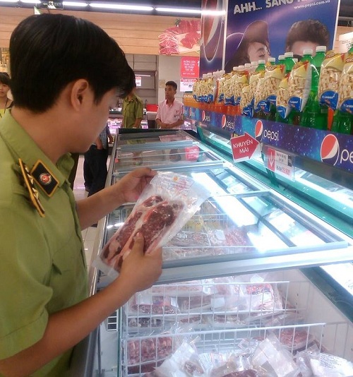 Đội Quản l&yacute; Thị trường số 4 tạm giữ sản phẩm 13Win OKVIP Cá cược bóng đá ở Lotte Mart Đống Đa