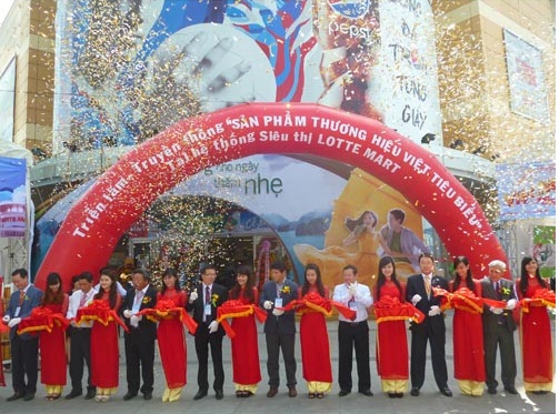 C&aacute;c đại biểu cắt băng khai trường triển l&atilde;m