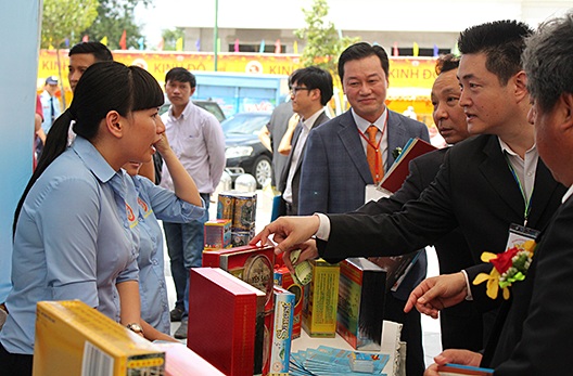C&aacute;c đại biểu tham quan gian h&agrave;ng