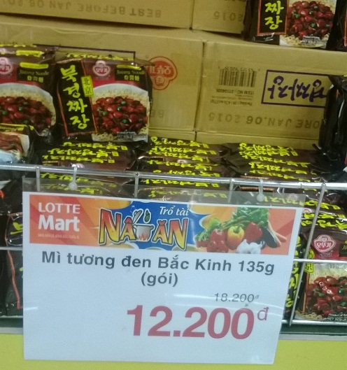 Nơi Mỳ tương đen Bắc Kinh kh&ocirc;ng nh&atilde;n m&aacute;c được b&agrave;y b&aacute;n ở Lotte Mart