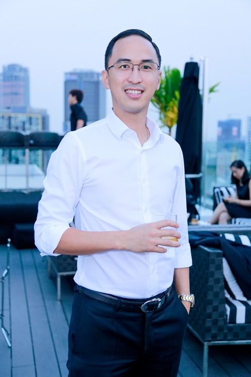 Louis Nguyễn ăn mặc bảnh bao v&agrave; lịch l&atilde;m tại sự kiện
