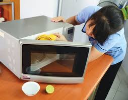 D&ugrave;ng nước cốt chanh để khử m&ugrave;i h&ocirc;i l&ograve; vi s&oacute;ng l&agrave; một trong những mẹo vặt gia đ&igrave;nh c&aacute;c mẹ n&ecirc;n biết