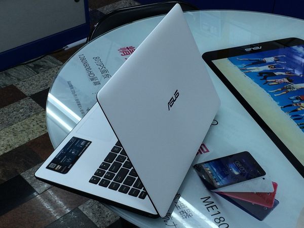 Laptop gi&aacute; rẻ Asus sở hữu thiết kế hiện đại