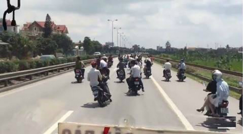 Vi phạm lu&acirc;̣t giao th&ocirc;ng, cản trở phương ti&ecirc;̣n khác, hành vi nhóm thanh ni&ecirc;n tr&ecirc;n đang g&acirc;y bức xúc dư lu&acirc;̣n