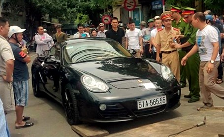 Phạm luật giao thông, tài xế có thủ trong Porsche bị phạt 1,3 triệu Phạm luật giao thông, tài xế có thủ trong Porsche bị phạt 1,3 triệu