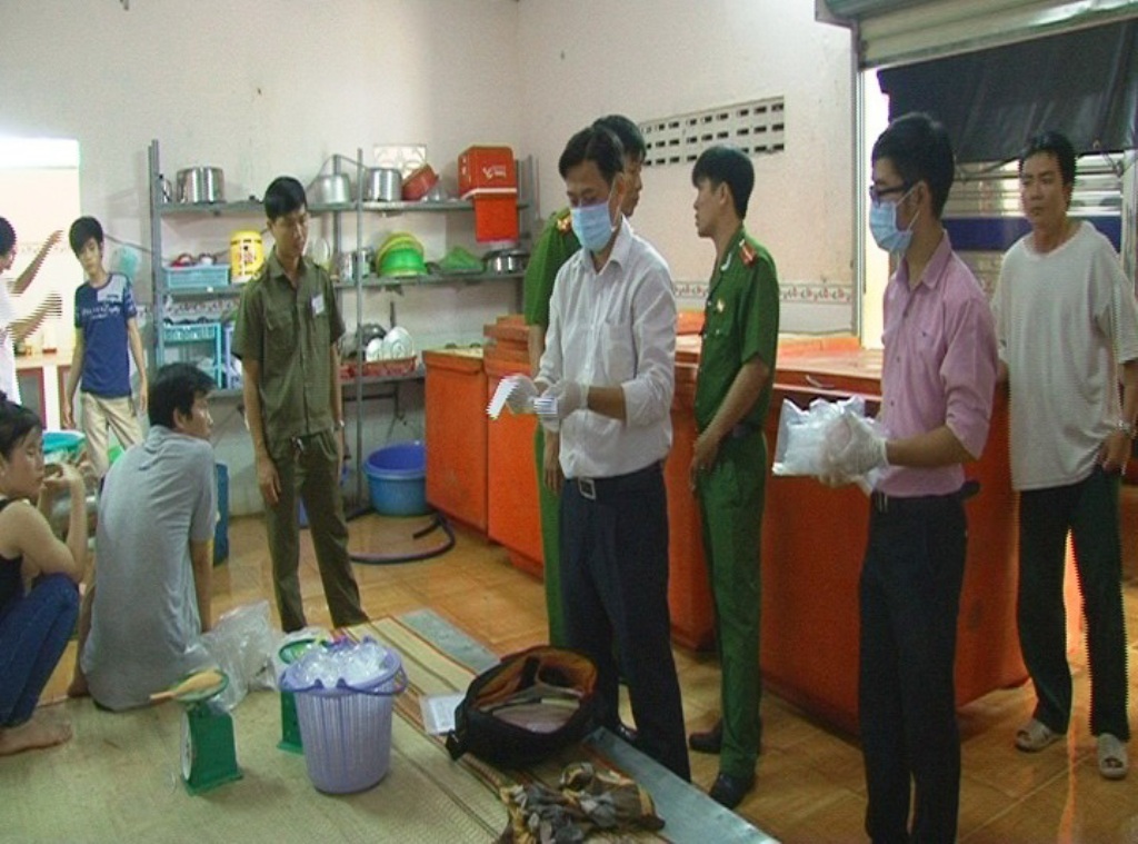 Lực lượng chức năng kiểm tra mẫu chả c&aacute; c&oacute; h&agrave;n the tại cơ sở của b&agrave; Gấm