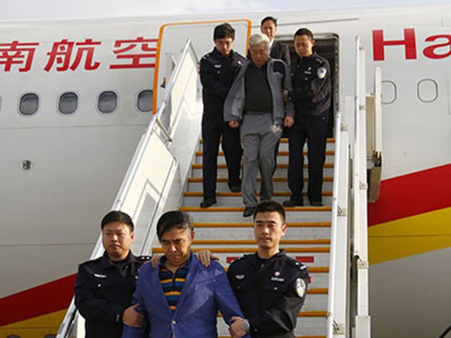 Hai quan chức tham nhũng Trung Quốc trổn ra nước ngoài bị bắt về nước. Ảnh THX Hai quan chức tham nhũng Trung Quốc trổn ra nước ngoài bị bắt về nước. Ảnh THX