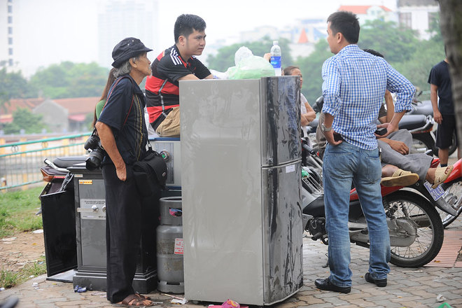 Két bạc, tủ lạnh và một vài vật dụng được tìm thấy.