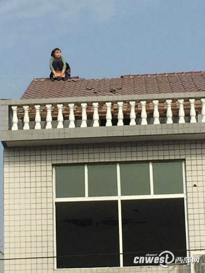 Người phụ nữ trèo l&ecirc;n nóc nhà c&ocirc;́ thủ vì ch&ocirc;̀ng đòi ly h&ocirc;n 