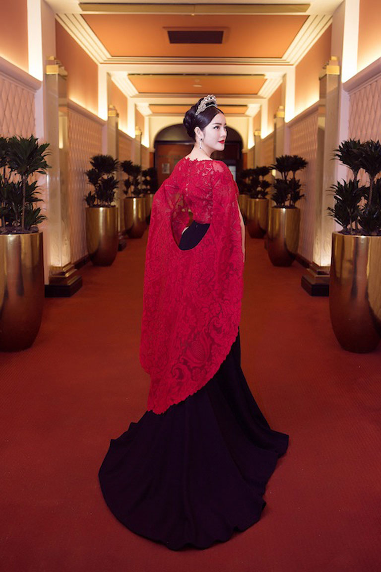 L&yacute; Nh&atilde; Kỳ trung th&agrave;nh với style cổ điển trong những ng&agrave;y qua tại Cannes